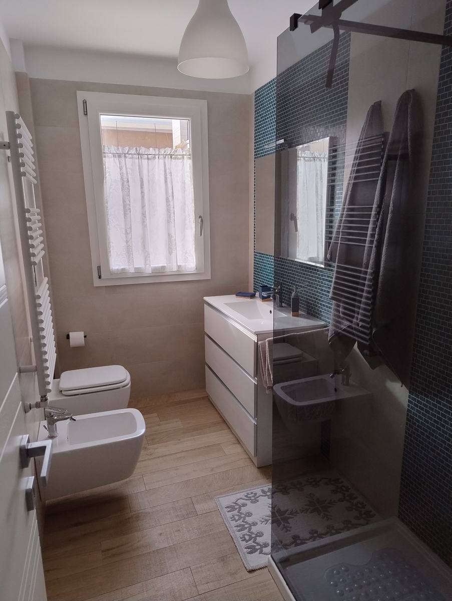 Bathroom with washbasin and shower